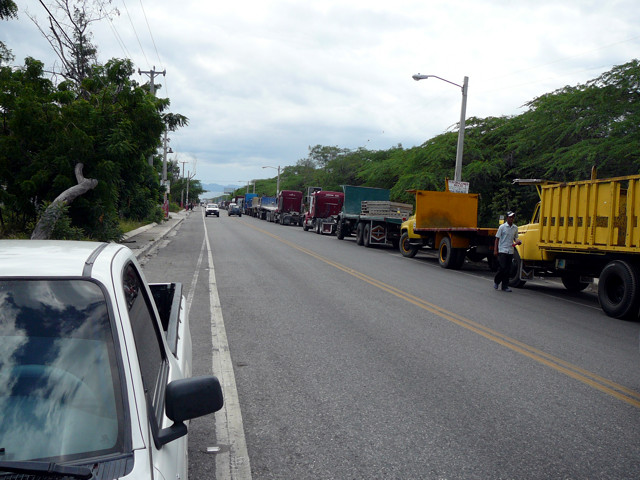Azua: Huerga de camioneros