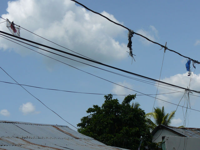 Chichiguas en cables de luz
