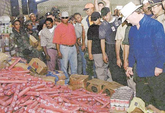 el presidente Mej�a visitando