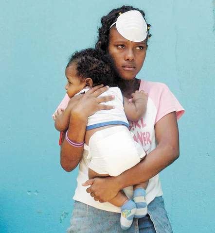 una ni�a sostiene a su hermanito